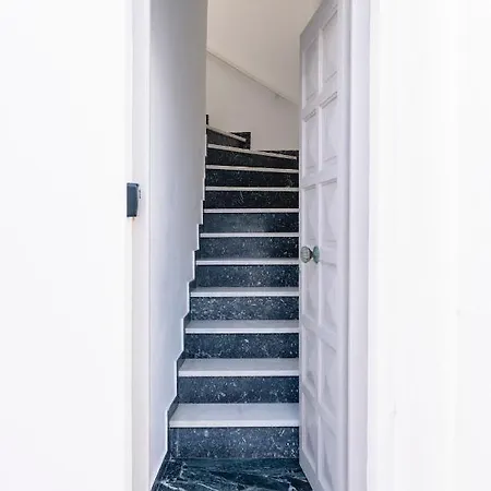 New Spacious With Balcony In The Heart Of Apartment *