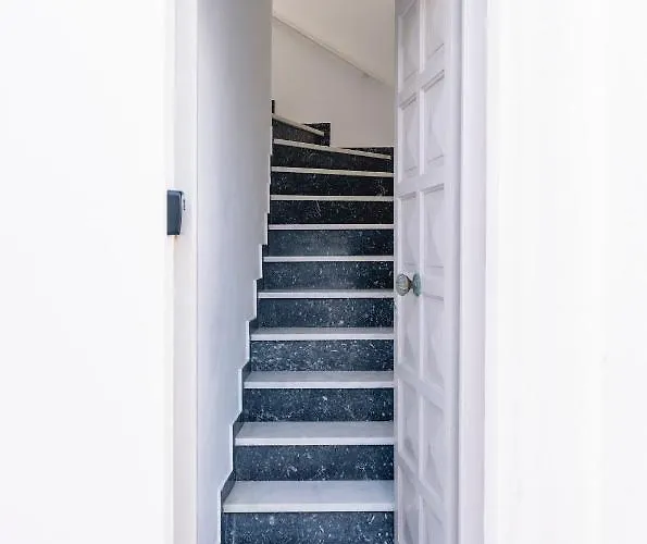 New Spacious With Balcony In The Heart Of 아파트 *